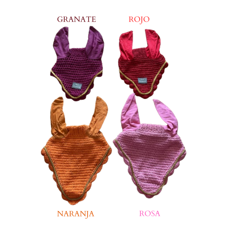 Toucas de malha para cavalo em quatro cores diferentes com orelhas em tecido