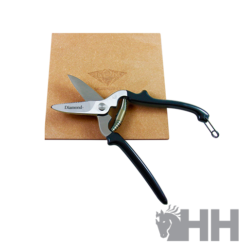 Tesoura para poda com lâminas aço inoxidável e cabo preto sobre base de couro