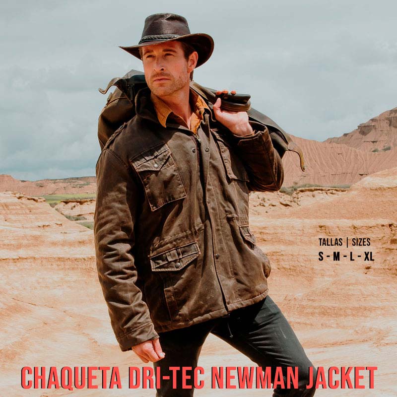 Homem com jaqueta castanha escura e chapéu em ambiente desértico