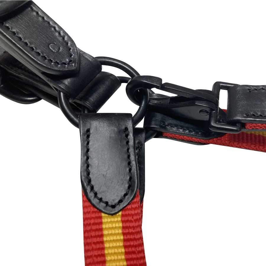 Correia vermelha com listra amarela, detalhes em couro preto e fecho metálico.
