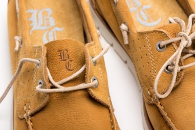 Sapatos casuais em pele castanha com detalhes em cordões bege e letras BC