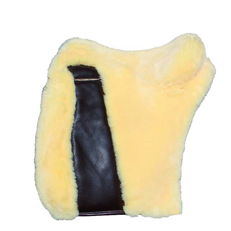 Sela com pelo amarelo claro e couro preto