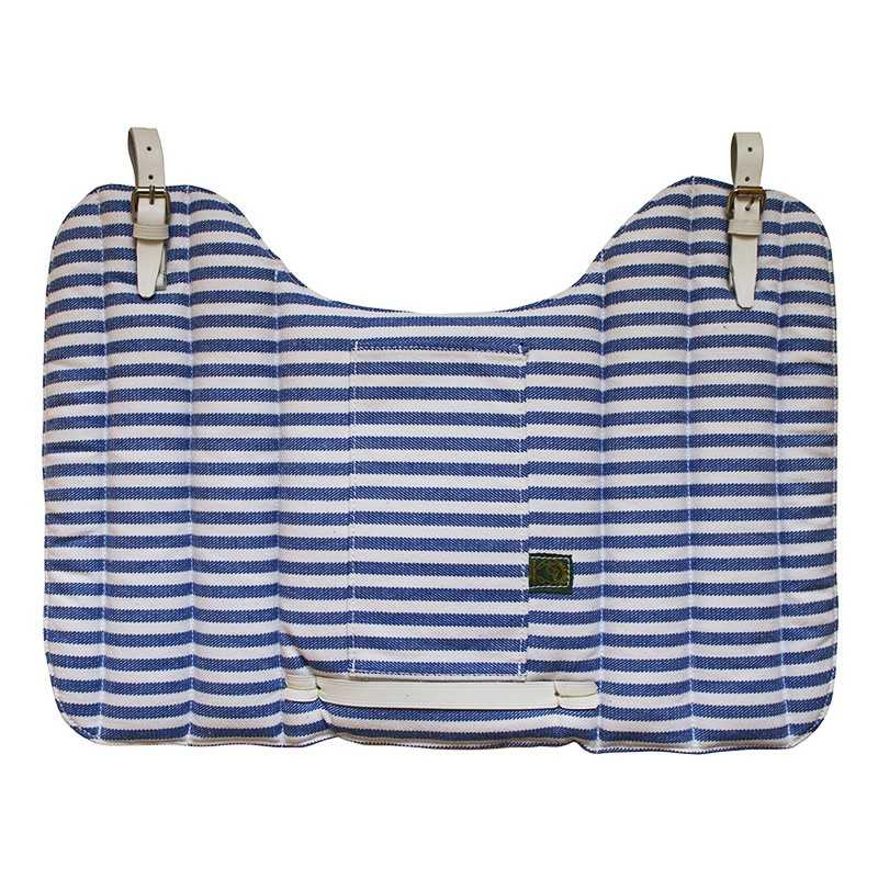 Bolsa de riscas azul e brancas com fivelas brancas