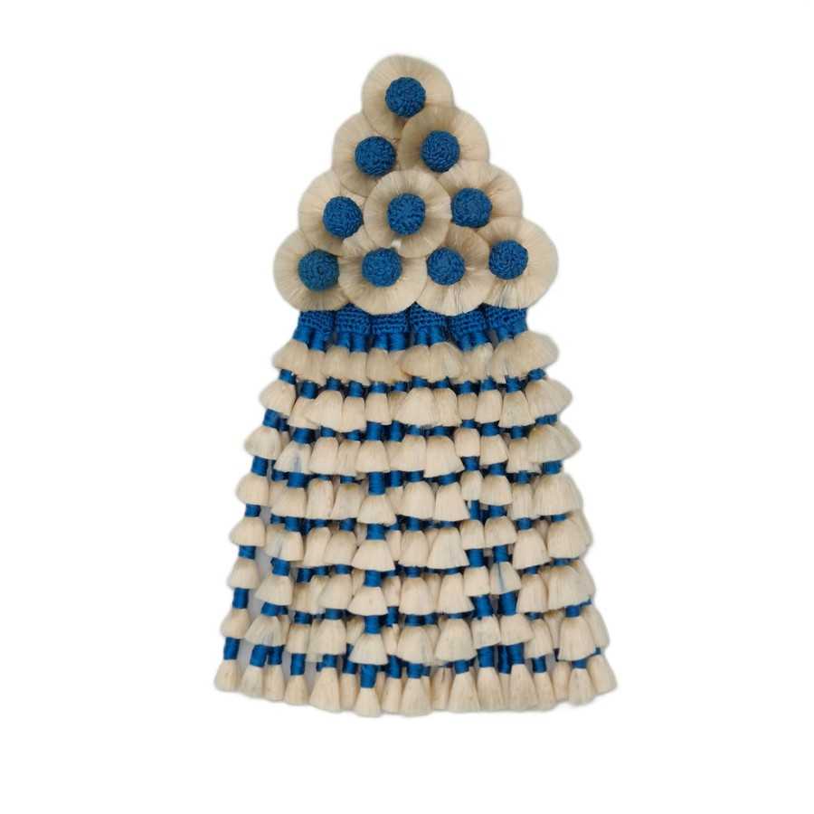 Pendente decorativo de fios de algodão cru com detalhes azuis em forma de franjas e círculos texturados.