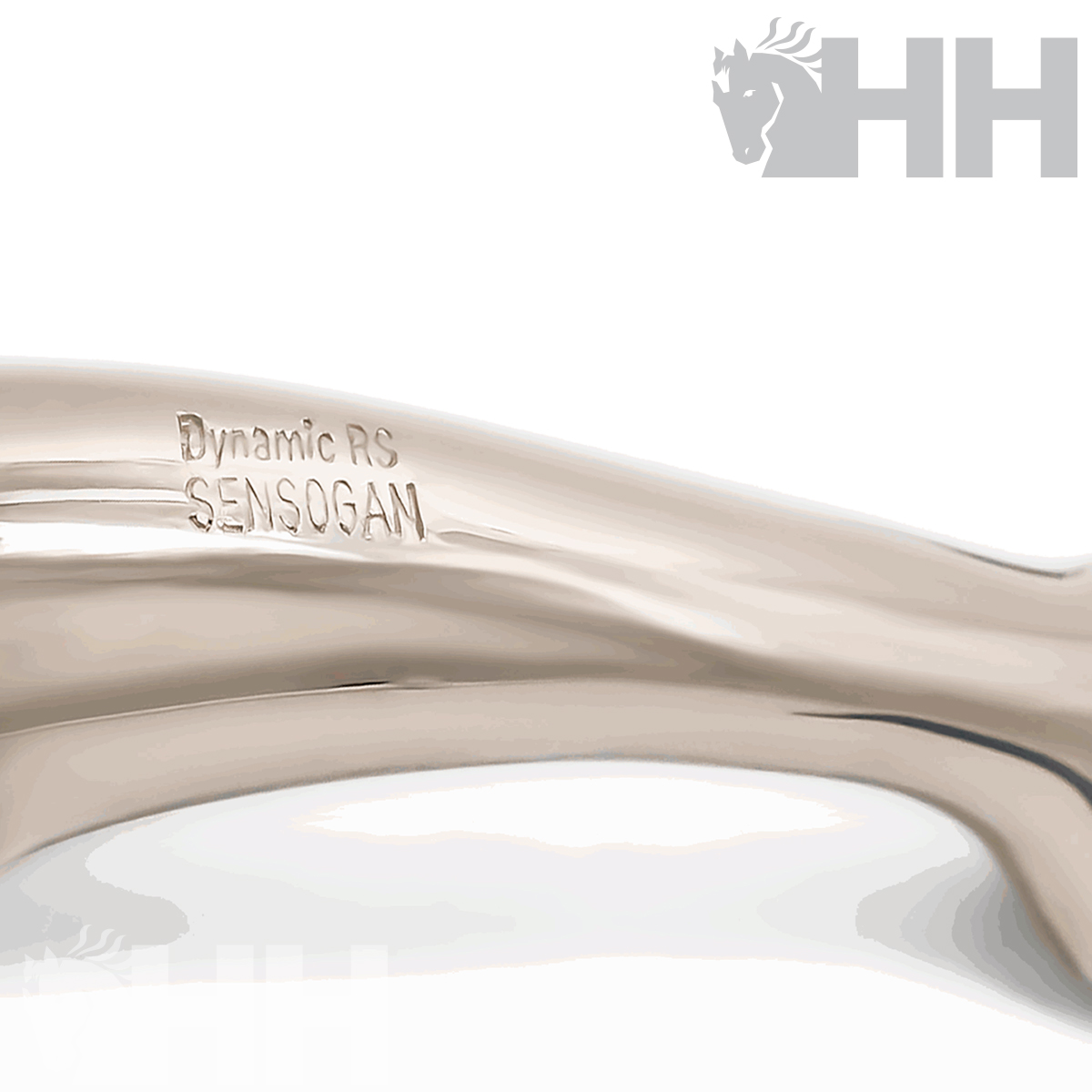 Superfície metálica com os textos gravados Dynamic RS e SENSOGAN