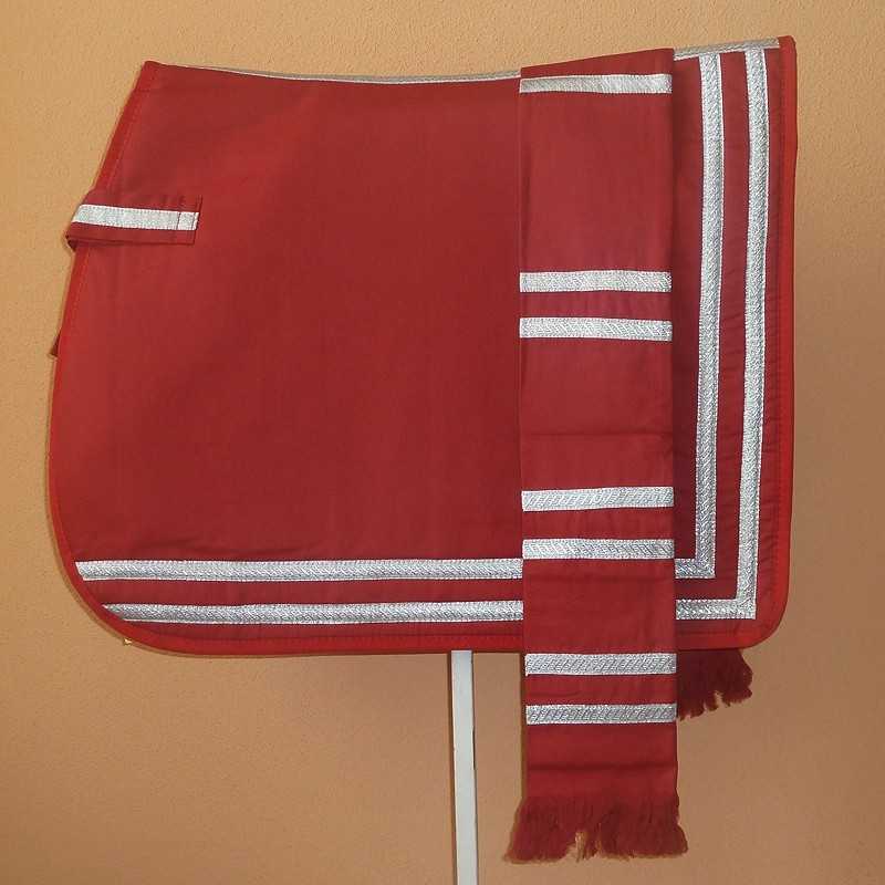 Conjunto têxtil vermelho com fita reflexiva branca pendurado na parede