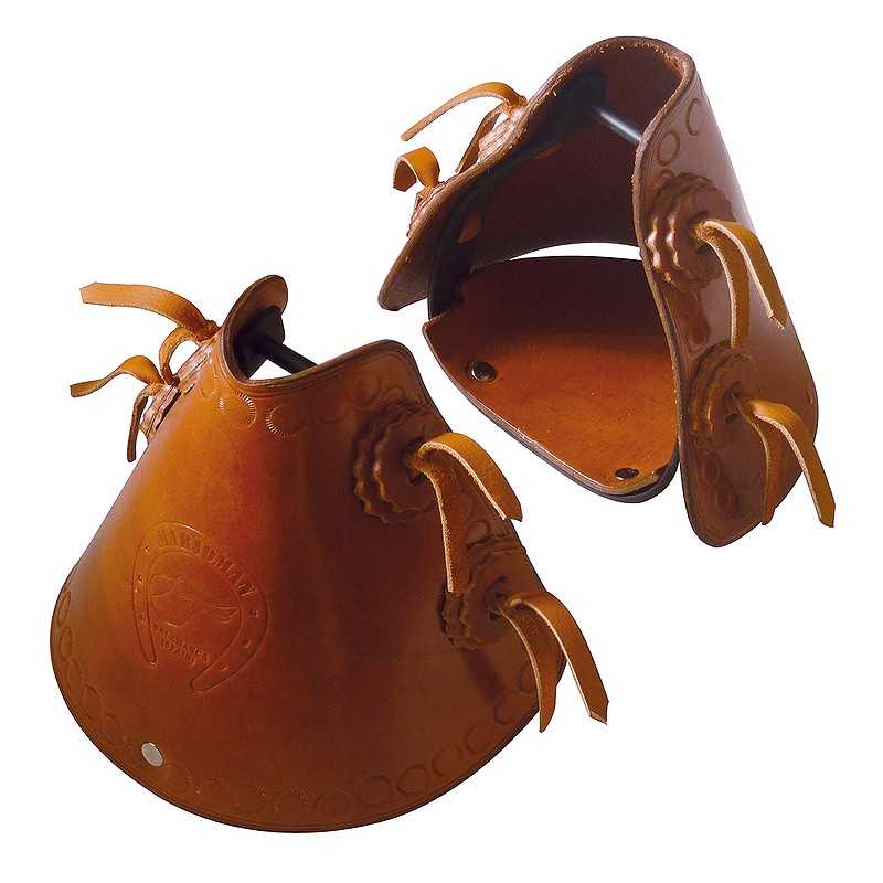 Esporas em couro castanho com detalhes bordados