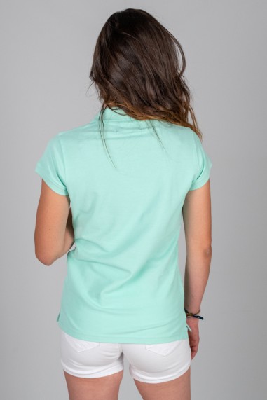 T-shirt feminina verde água de manga curta vista de costas