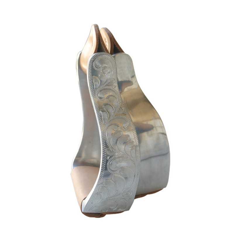 Sapatos de salto alto prateados com sola gravada