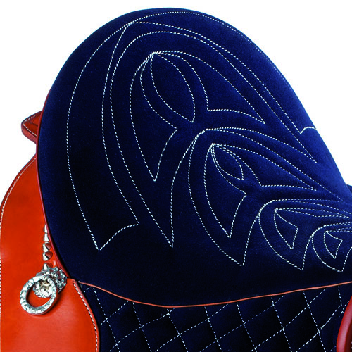 Sela equestre azul em veludo com detalhes em couro vermelho e metal