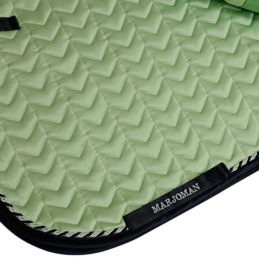 Tapete acolchoado verde com costura zig-zag e etiqueta MARJOMAN