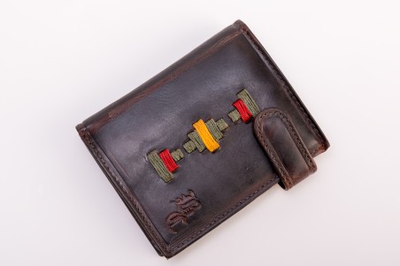 Carteira de couro castanho com detalhe colorido e símbolo em relevo