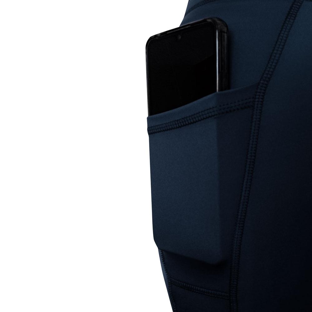 Calças desportivas azul escuro com bolso lateral e telemóvel preto