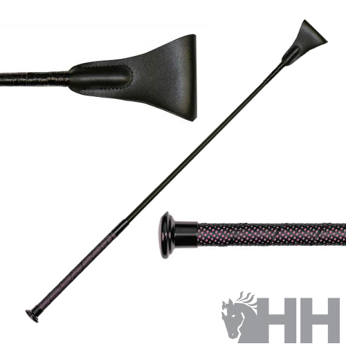 Chicote de equitação preto com cabo texturizado e ponta em couro sobre fundo branco com logotipo HH
