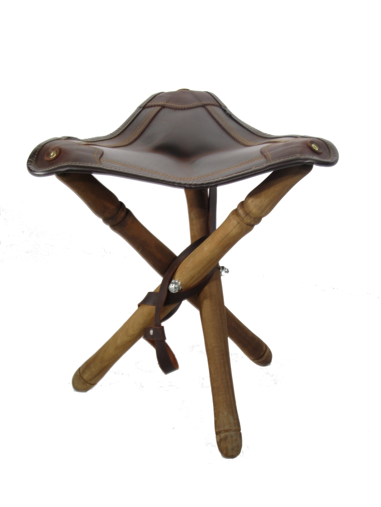 Banco tripé em madeira e couro castanho com correia para suporte
