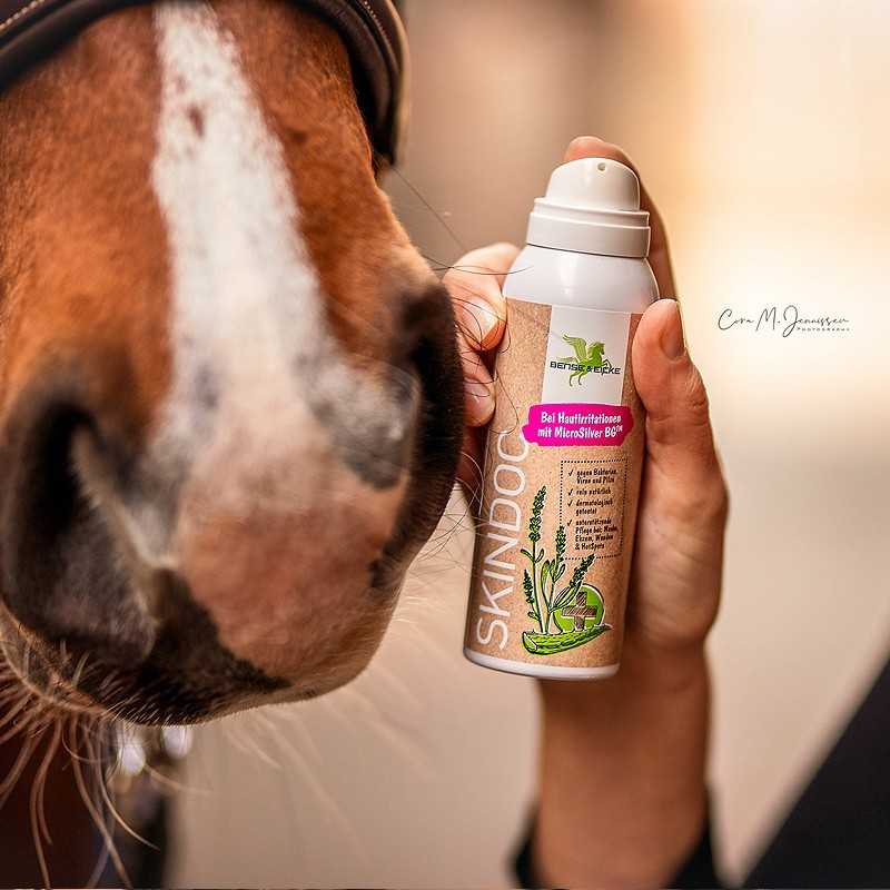 Frasco spray SKINDO com ilustrações de plantas perto do focinho de um cavalo