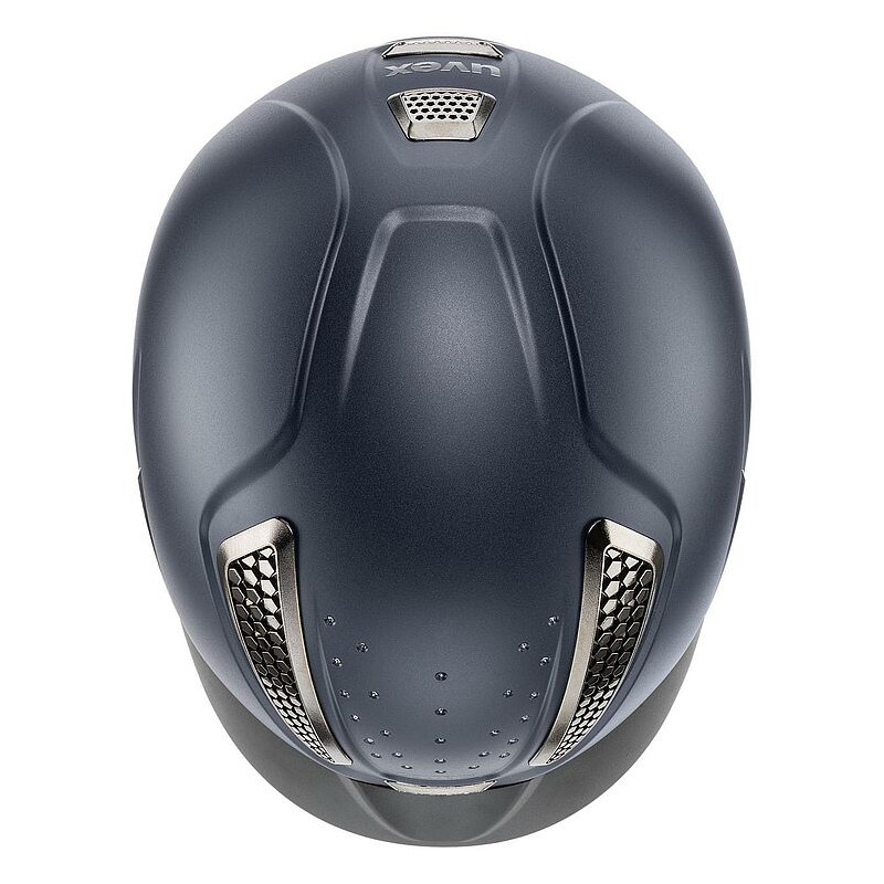 Capacete cinza escuro com detalhes prateados e ventilação