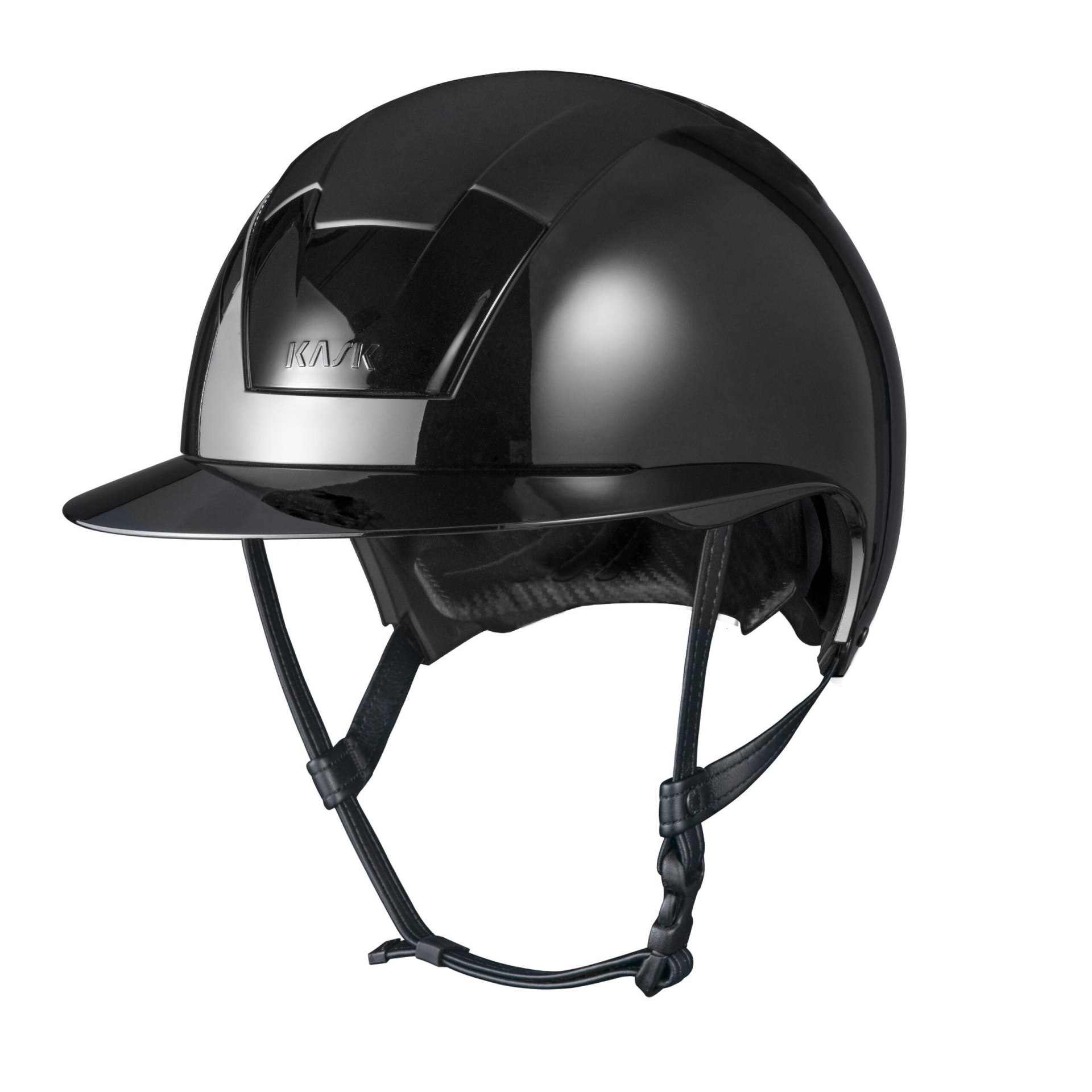 Capacete de equitação preto com correias ajustáveis e marca KASK no painel frontal