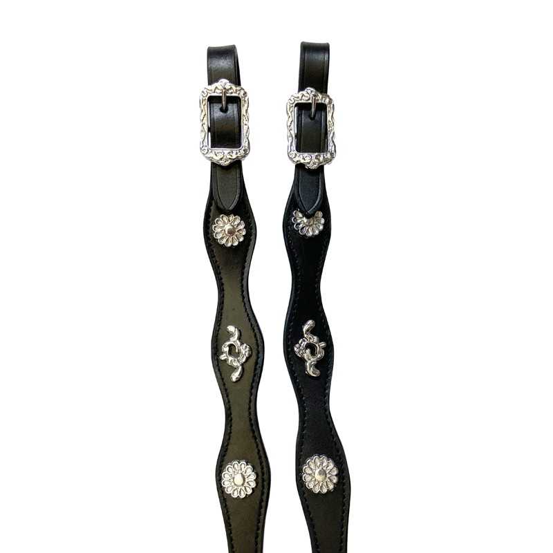 Tiras de couro preto com fivelas e detalhes metálicos prateados