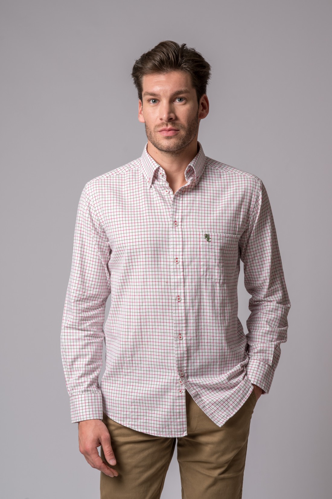 Camisa de homem de manga comprida xadrez vermelho e azul claro com calças castanhas