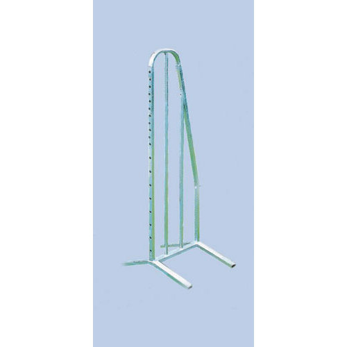 Estrutura metálica tubular branca com design em arco