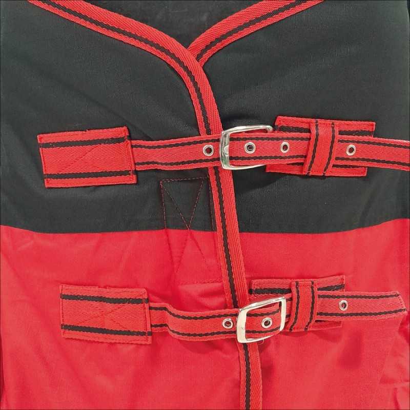 Pano têxtil vermelho e preto com fivelas metálicas em detalhes de cinto