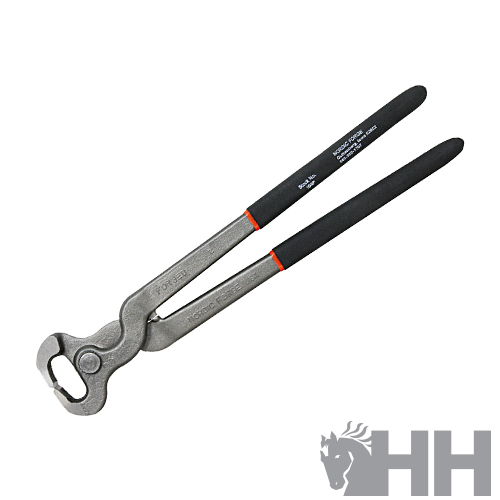 Alicate metálico com cabo preto e texto branco numa superfície branca