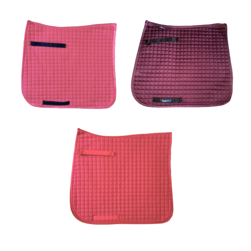 Três mantas para sela em rosa e bordô com padrão quadrado e tiras de ajuste.