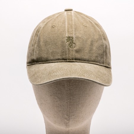 Boné bege de tecido com aba curva e bordado frontal de letras entrelaçadas