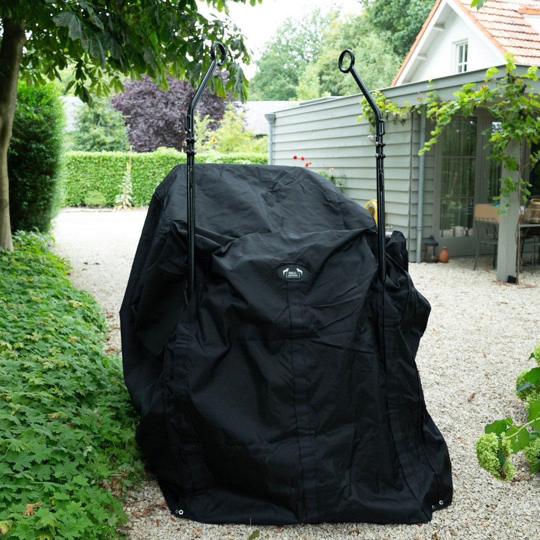 Cobertura preta para grelhador exterior junto a vegetação e casa