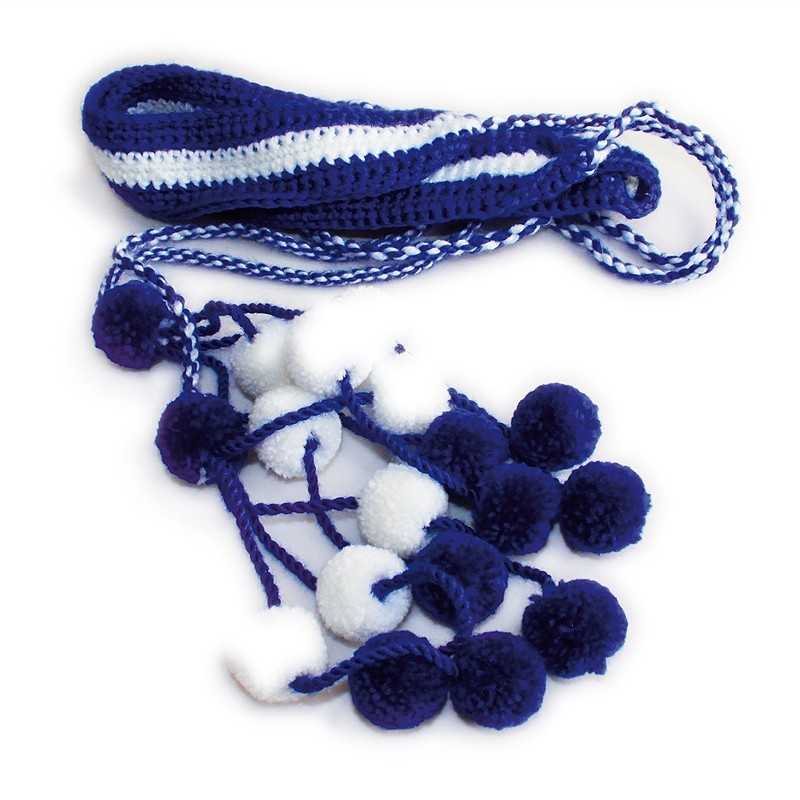 Faixa tricotada azul e branca com pompons nas extremidades