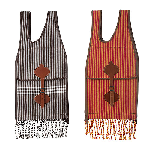 Duas bolsas de tecido com riscas verticais e franjas, uma castanha/bege, outra vermelha/castanha.