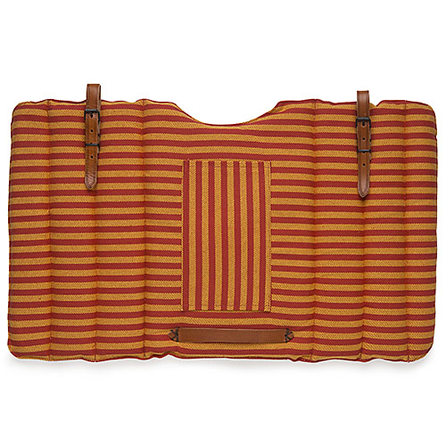 Manta ezaque com riscas vermelhas e amarelas e fivelas de couro castanho