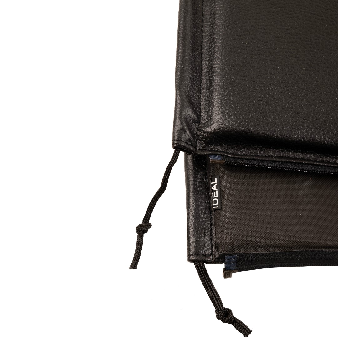 Saco preto de material sintético com cordão de aperto e etiqueta IDEAL