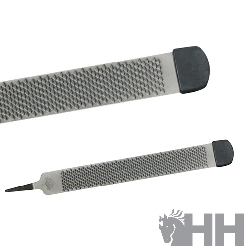 Raspador de metal com cabo cinza e ponta metálica, com proteção preta nas extremidades.