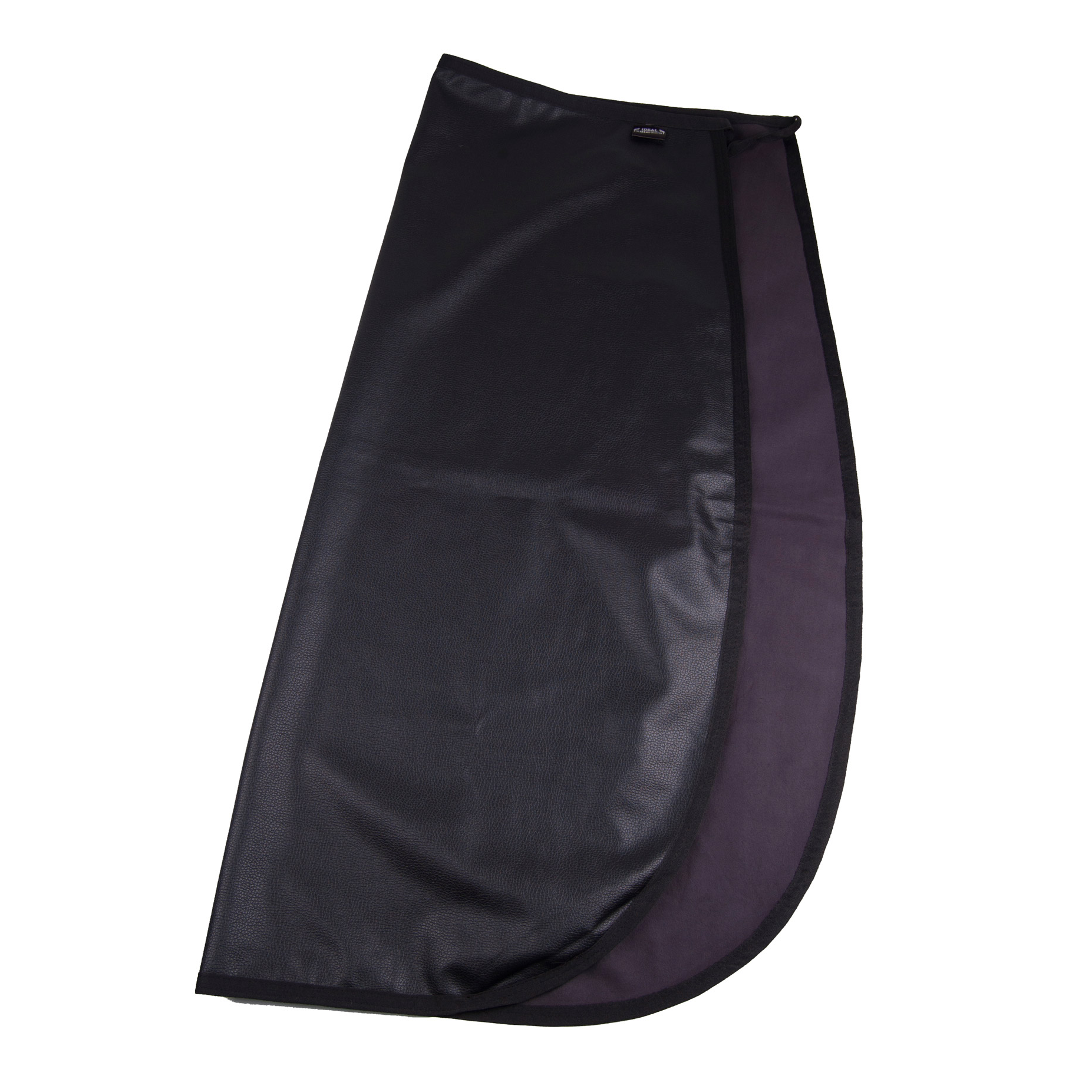 Saia preta com design assimétrico em dois tipos de tecido