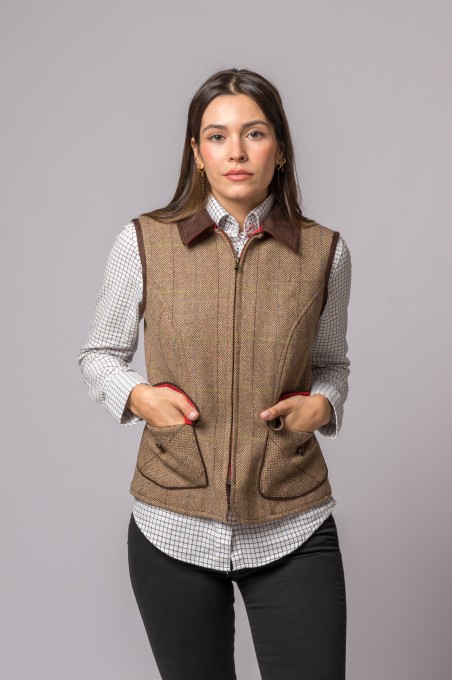 Mulher com colete castanho de padrão xadrez e camisa branca de padrão quadriculado