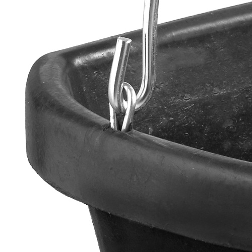 Balde preto de plástico com argolas metálicas na borda