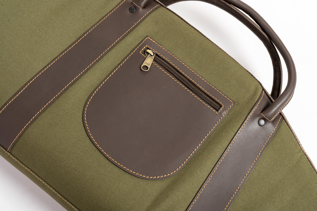 Mala verde com detalhes em couro castanho e bolso com fecho