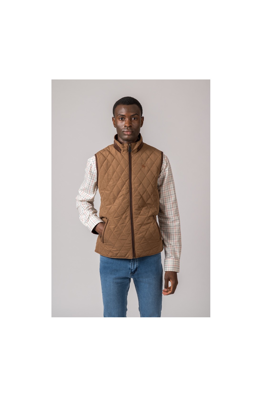 Colete acolchoado castanho com padrão de losangos