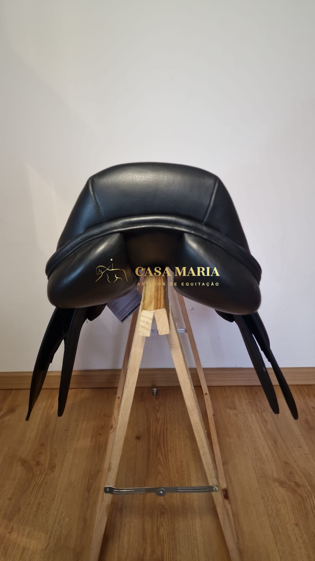 Sela preta de couro sobre estrutura de madeira