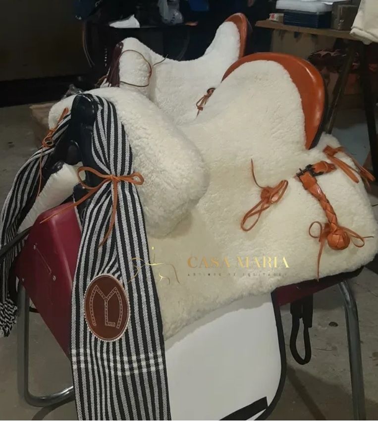 Sela branca com detalhes em couro castanho e faixa listrada preta e branca