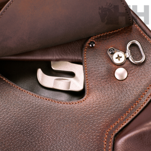 Sela de equitação em couro castanho com ferragens metálicas