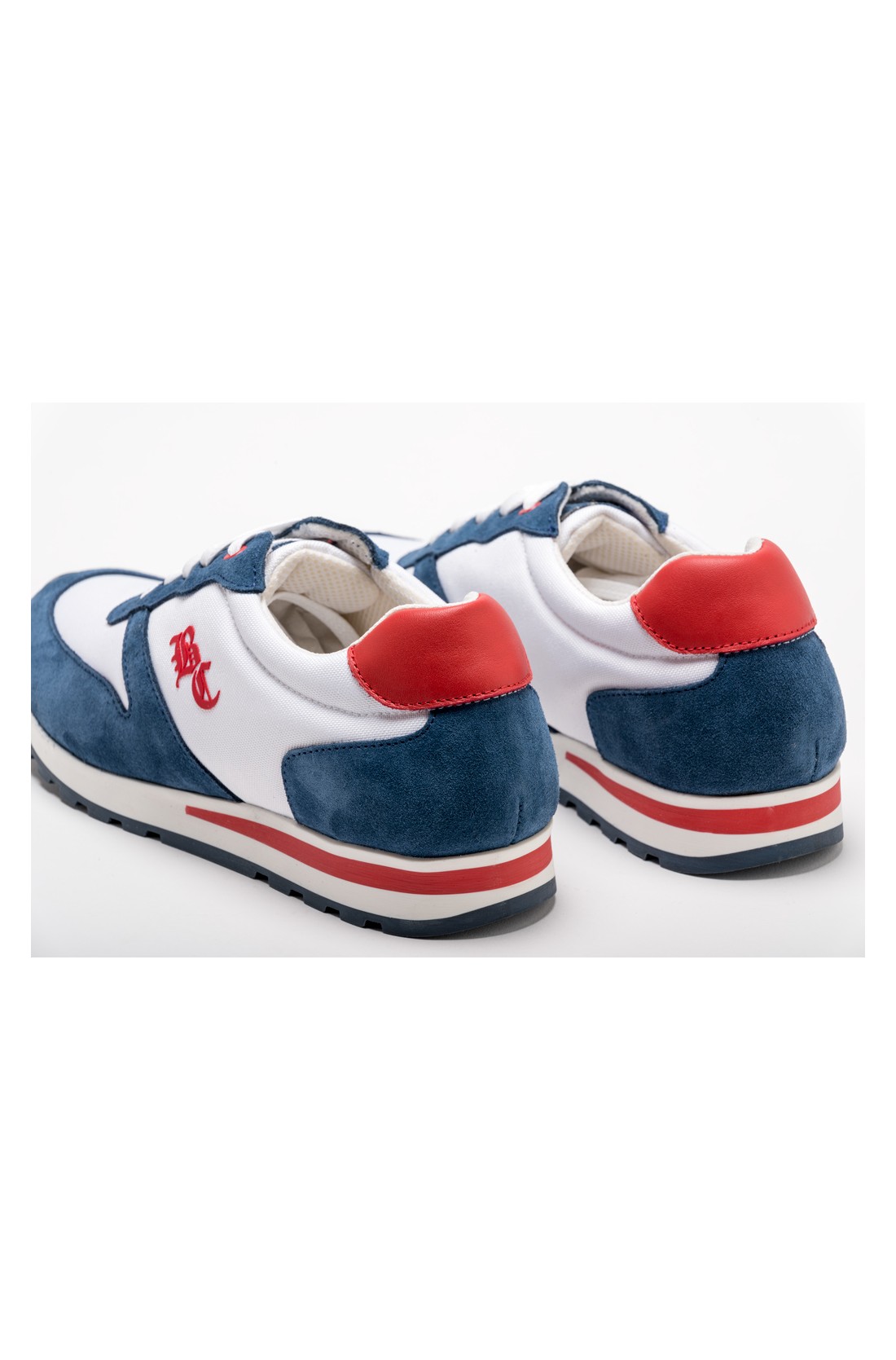 Ténis desportivos azul, branco e vermelho vistos de trás