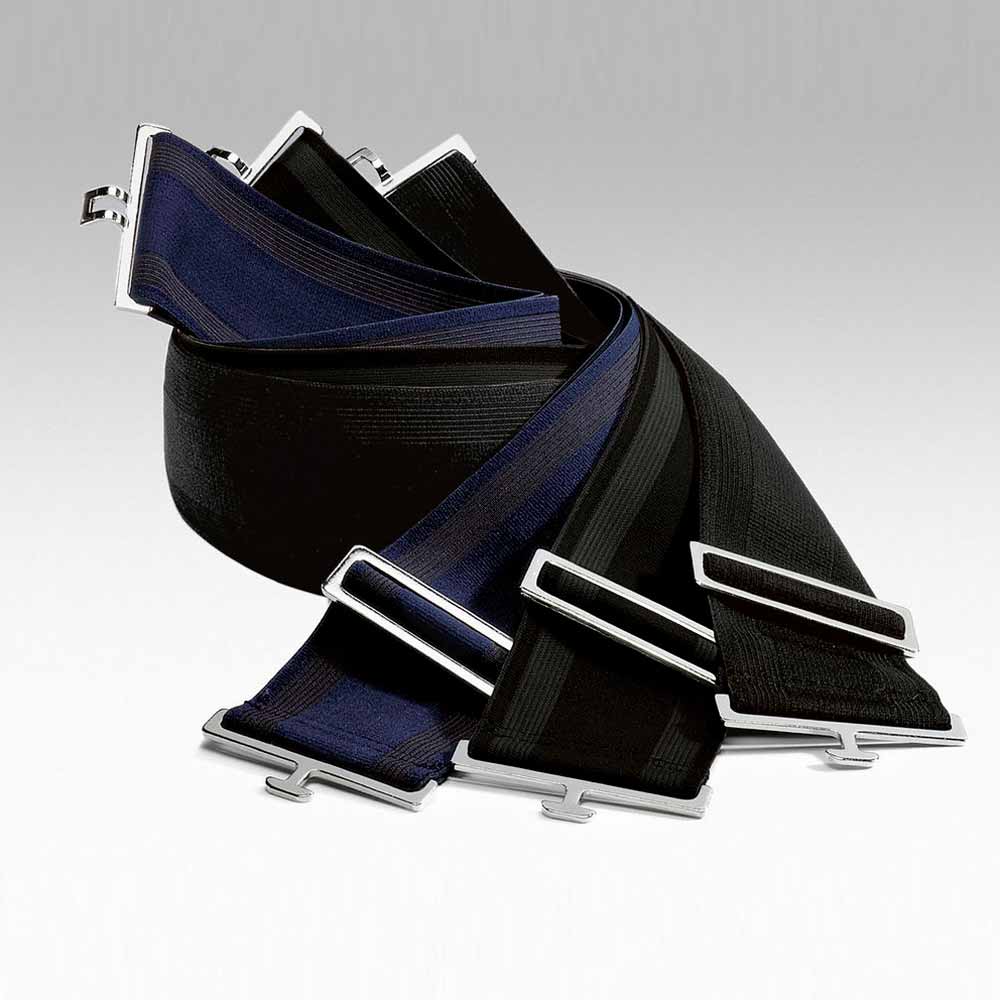 Três cintos elásticos preto e azul com fivelas metálicas prateadas