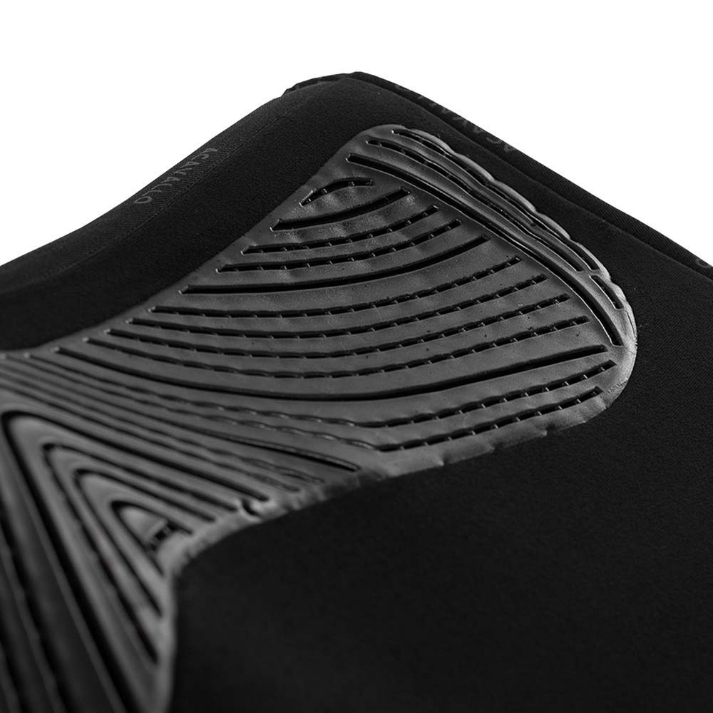 Material preto com padrão antiderrapante em relevo