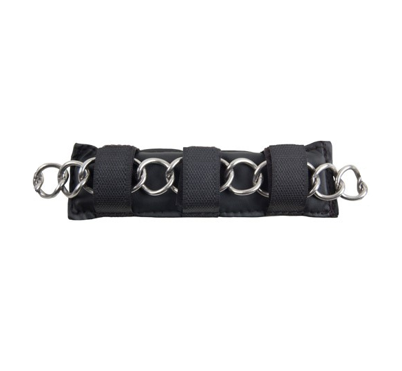 Peça de treino retangular em tecido preto com corrente de metal prateado