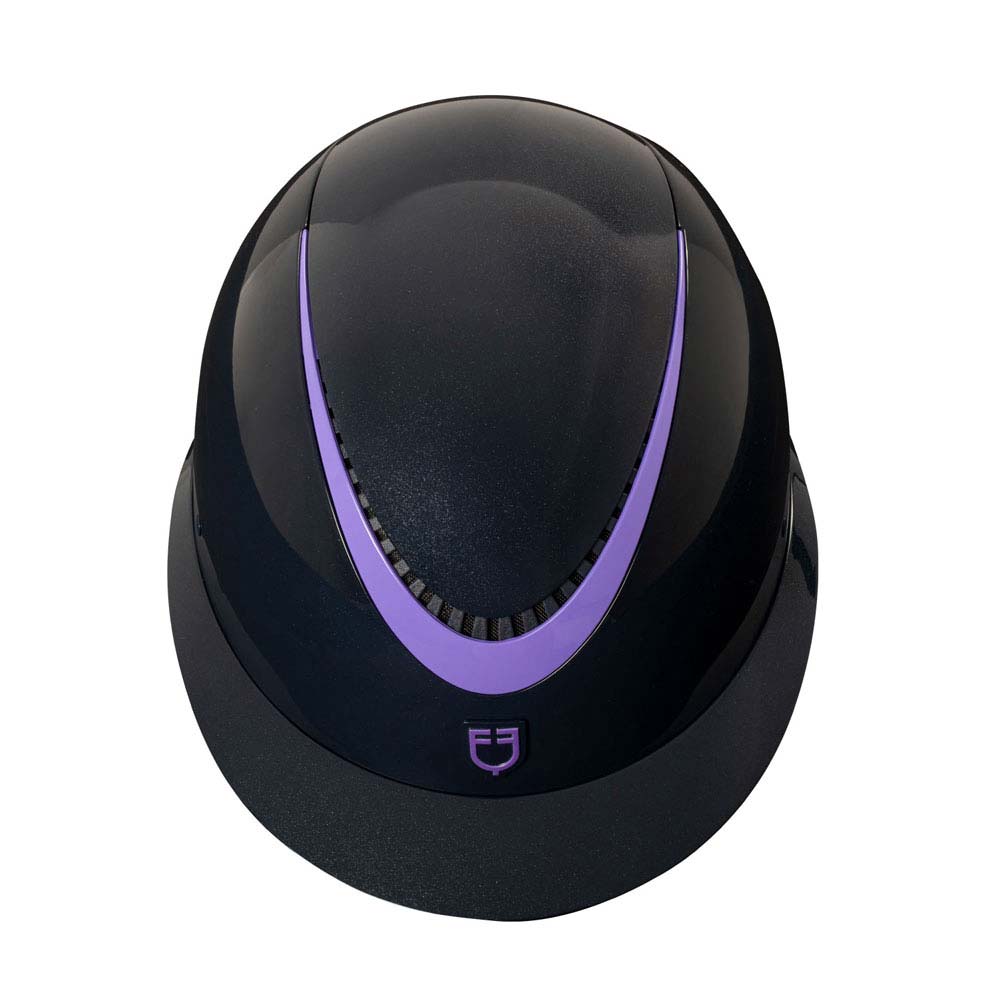 Capacete preto com detalhe roxo e logo na frente