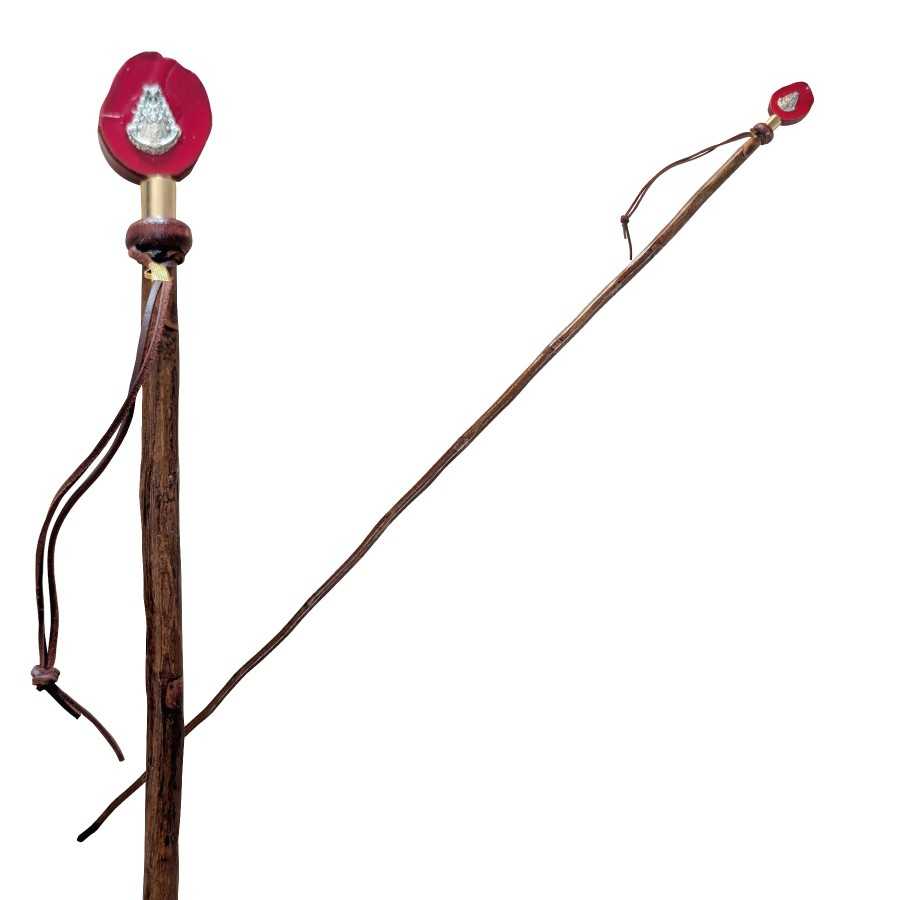 Cajado de madeira com ornamento vermelho e prateado na extremidade superior