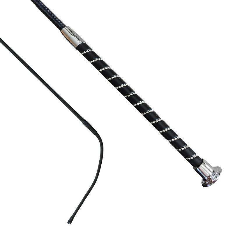 Chicote preto com empunhadura espiral preta e branca e ponta metálica